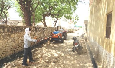 जाखली में ग्राम पंचायत की ओर से किया गया हाइपोक्लोराइड का छिड़काव