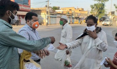 नगर परिषद ने बांटे मास्क, हाइपोक्लोराइड का कराया छिड़काव