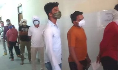 एक तरफ वैक्सीन लगाने वालों की कतारें, दूसरी तरफ 30 वैक्सीन भेजी वापिस