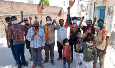 भाजपा कार्यकर्ताओं ने पश्चिम बंगाल में हो रही हत्याओं के विरोध में नारेबाजी करते हुए किया प्रदर्शन