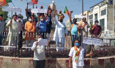 तृणमूल कोंग्रेस की गुंडागर्दी के खिलाफ भाजपा कार्यकर्ताओ ने नारेबाजी कर किया विरोध प्रदर्शन