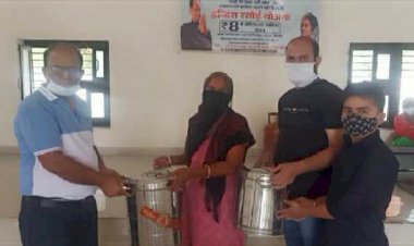 इंदिरा रसोई की संचालिका को बर्तन किये भेंट