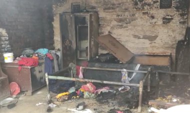 खोहर गाॅव में गैस लीकेज से लगी आग, मजदूर के घर का सामान जलकर हुआ राख