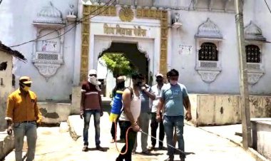 एकलिंगपुरा में युवाओं ने किया हाइपोक्लोराइड का छिड़काव