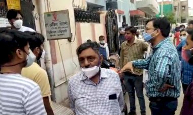गाईडलाइनो का उल्लंघन कर डॉक्टर मरीजाे का कर रहा उपचार, नगरपालिका प्रशासन ने दी हिदायत
