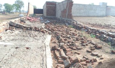 गोविंदगढ़ क्षेत्र में तूफानी हवा  व बारिश  के साथ गिरे ओलो से जीवन अस्त-व्यस्त,   उड़े टीनशेड कई पेडो सहित चारदीवारी हुई धराशायी