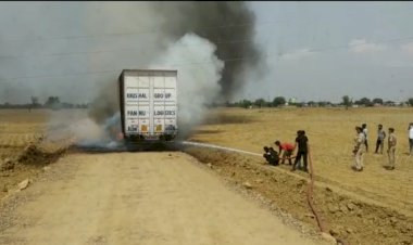 हाईटेंशन लाईन को छू जाने से कंटेनर में लगी आग