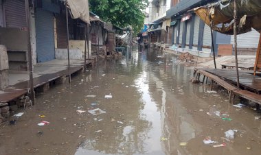 हल्की बारिश से फिर बिगड़े रामगढ़ के हालात, 25 दिन पहले हटा दिए थे सफाई कर्मचारी , परेशान लोग बोले नहीं चाहिए ऐसी नगरपालिका