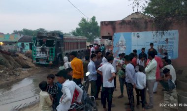 अज्ञात कारणों से खड़े ट्रक में लगी आग, अंदर बैठे चार बच्चे जले