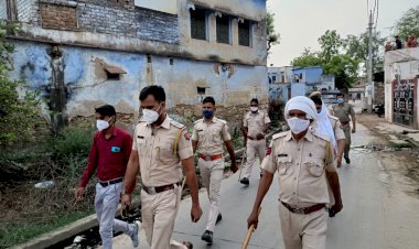 पुलिस ने पैदल गश्त कर दी लोगों को घरों में रहने की हिदायत