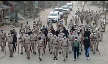 ड़ीग में पुलिस ने फ्लैग मार्च निकालकर लोगों को किया जागरूक