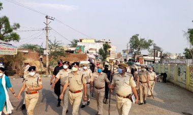 कुम्हेर पुलिस और प्रशासन ने निकाला फ्लैग मार्च