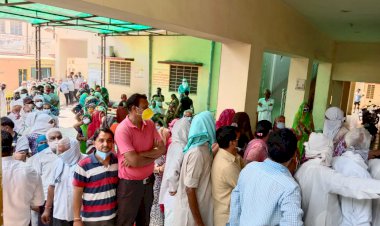 कोविड वैक्सीन लगवाने के लिए अस्पताल में उमडी भीड, सोशल डिस्टेंस की उड़ी धज्जियां