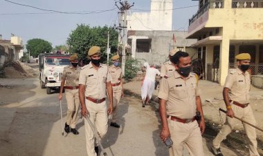 कारोई व पुर थानाधिकारीयों के नेतृत्व में पुलिस के जवानों ने कस्बे में किया पैदल रूट मार्च