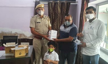 भामाशाह बिल्लू गोयल ने पुलिस व एसडीएम कार्यालय व मीडियाकर्मियों को वितरित किए मास्क सेनीटाइजर
