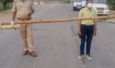 पुलिस ने संपूर्ण लॉकडाउन को देखते हुए डीग कस्बे के सभी मार्गों पर लगाई बैरिकेडिंग