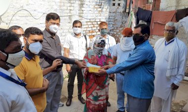 मृतक संविदा कार्मिक के परिवार को दी 9.25 लाख रुपए की सहायता