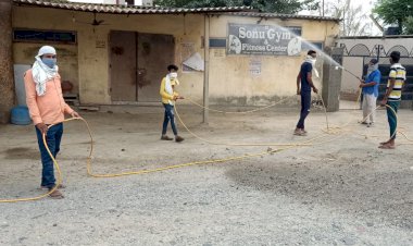 कोरोना महामारी से बचाव को लेकर वार्ड पंच के सहयोग से कराया गया हाइपोक्लोराइड का छिडकाव