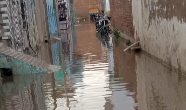 खैरथल कस्बे के वार्ड नंबर 18 में भरा बरसात का पानी कालोनिया हुई जलमग्न