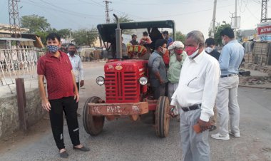 उपखंड प्रशासन ने कठूमर अहिंसा सर्किल पर काटे चालान, गाईडलाईन का पालन करने की दी हिदायत