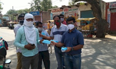 समाज सेवी ने किए मास्क व सेनेटाइजर का वितरण