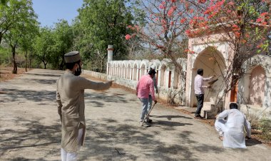 ईदुल फितर को लेकर बडी ईदगाह का निरीक्षण करते हुए रूयते-ऐ-हिलाल कमेटी सरपरस्त मरहूम मौलाना निजामुद्दीन