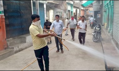 संक्रमण की रोकथाम के लिए जन प्रतिनिधियों ने कराया हाइपोक्लोराइड दवा का छिड़काव