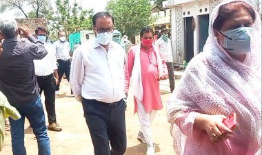 ट्रक में लगी आग से मृतक बच्चों के परिजनों को सहायता राशि देने चौमा पंहुचे जिला कलेक्टर