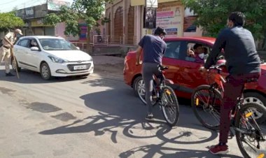 लाॅकडाउन में भीलवाड़ा कलेक्टर ने साइकिल से शहर का दौरा कर  जनता से लिया फीडबेक