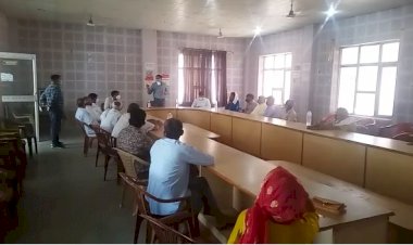 विधायक ने पंचायत समिति सभागार में सरपंचों के साथ की बैठक