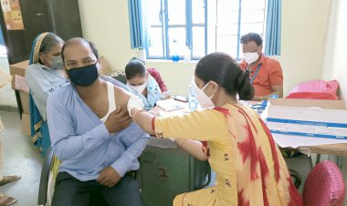 किशनगढ़ बास में पत्रकारों को लगाई गई कोरोना वैक्सीन