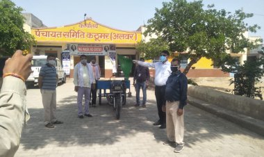 विकास अधिकारी ने कोरोना के प्रति आमजन को जागरूक करने के लिए प्रचार रिक्शा को हरी झंडी दिखाकर किया रवाना