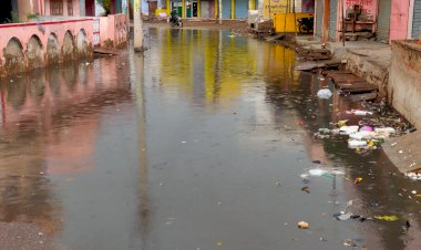 कोरोना महामारी के दौर मे स्टेट हाईवे व लक्ष्मणगढ़ कस्बे के आबादी क्षेत्र में सड़क पर भरा पानी राहगीरों का निकलना दुर्लभ