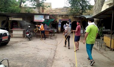 यादव समाज ने पूरे रामगढ कस्बे में कराया सैनिटाइजर