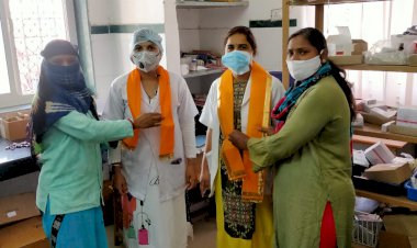 नर्सेज दिवस पर भारतीय मजदूर संघ द्वारा किया गया अभिनंदन