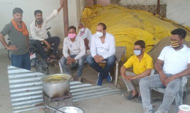 भाजपा युवा मोर्चा ने कराया हाइपोक्लोराइड का छिड़काव, बांटा काढा