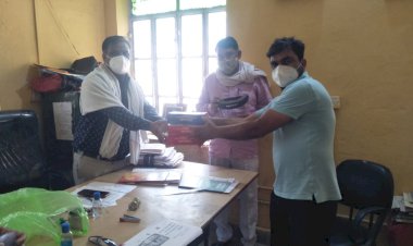 भामाशाह गुल्लू दुरेजा ने सरपंच शेरसिंह मीना काे मास्क, पीपीई कीट व हैलमेट किए भेट