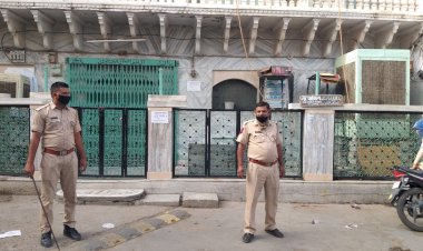 सादगी के साथ घरों में अदा की नमाज़, मस्जिदों के बाहर रहा पुलिस का पहरा