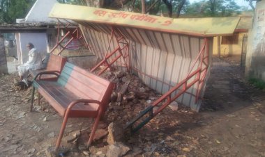 पथैना में सांसद बस स्टाप क्षतिग्रस्त