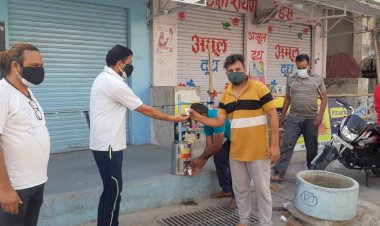 भाजपा ओबीसी मोर्चा ने कोरोना संक्रमण को रोकने के लिये काढ़ा किया वितरित