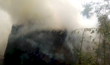 बिटोरे और ईंधन में लगी आग, सूचना के बाद भी नगर से नहीं पहुंची दमकल