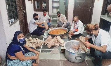 भाजपा जिलाध्यक्ष लादूलाल तेली ने कोरोना काल में सेवा कार्यों के तहत जरूरतमंदों के लिए भोजन पैकेट स्वयं के हाथों से बनाए और सेवा कार्यों हेतु कार्यकर्ताओं को किया प्रेरित