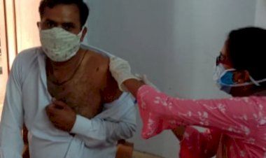 बार अभिभाषक संघ थानागाजी के अधिवक्ताओ को लगाया गया कोविड का जीवन रक्षक टीका