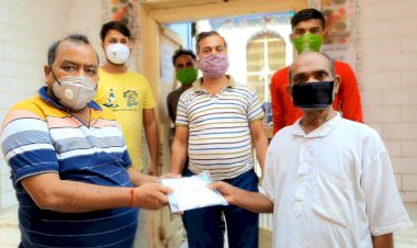 पार्षद पुष्पा गोयल ने वार्ड वासियों को मास्क व सैनिटाइजर किए वितरित