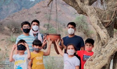 संतोष देवी चैरिटेबल ट्रष्ट के सदस्यों की ओर से पक्षियों के लिए लगाए परीण्डे लगाये