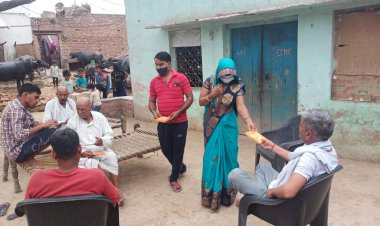 पार्षद मीनू ने वार्ड वासियों के घर-घर जाकर के बांटे मास्क व सैनिटाइजर