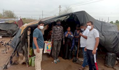 झुग्गी झोपड़ियां में पहुंचाई राहत सामग्री