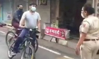 शहर के हालात जानने के लिए साइकिल से निकले जिला कलेक्टर नकाते महिला कांस्टेबल ने रोका