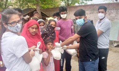 गुल्लक में जमा रुपयों से आटा खरीदकर की गरीबो की मदद