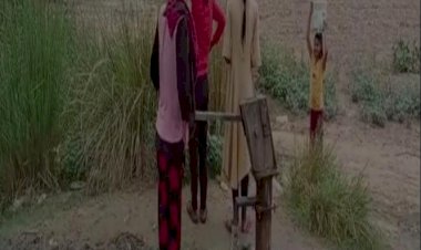 पानी की प्यास बुझाने के लिए 1 किलोमीटर का सफर तय कर रही महिलाए